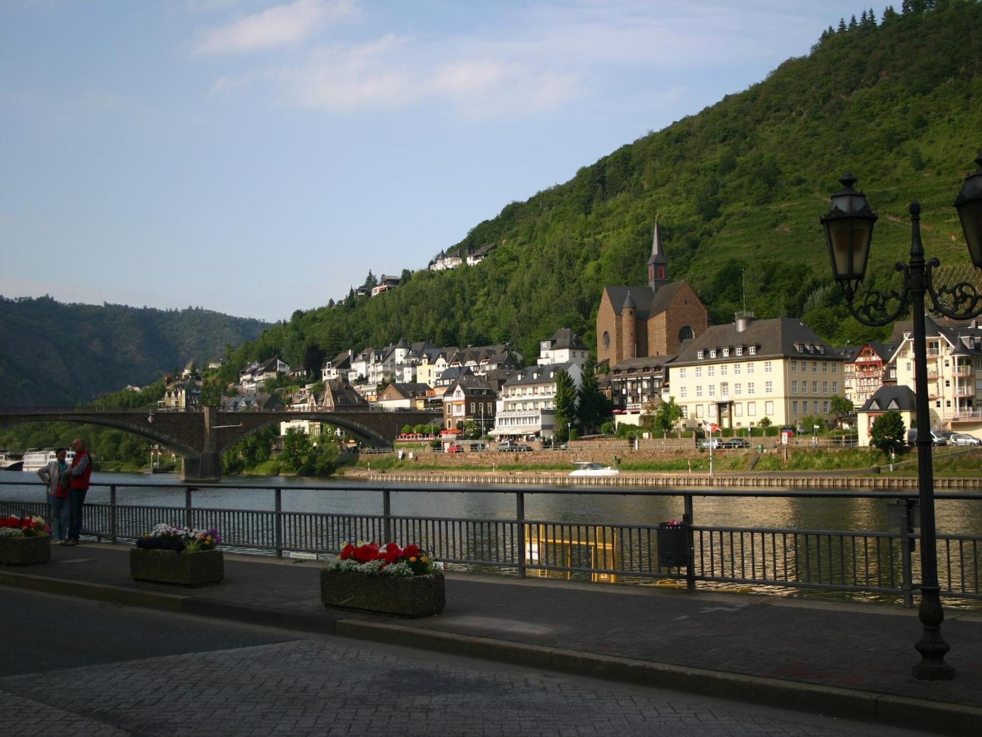 A Modern Holiday Home By The River Mosel Moselkern Eksteriør billede