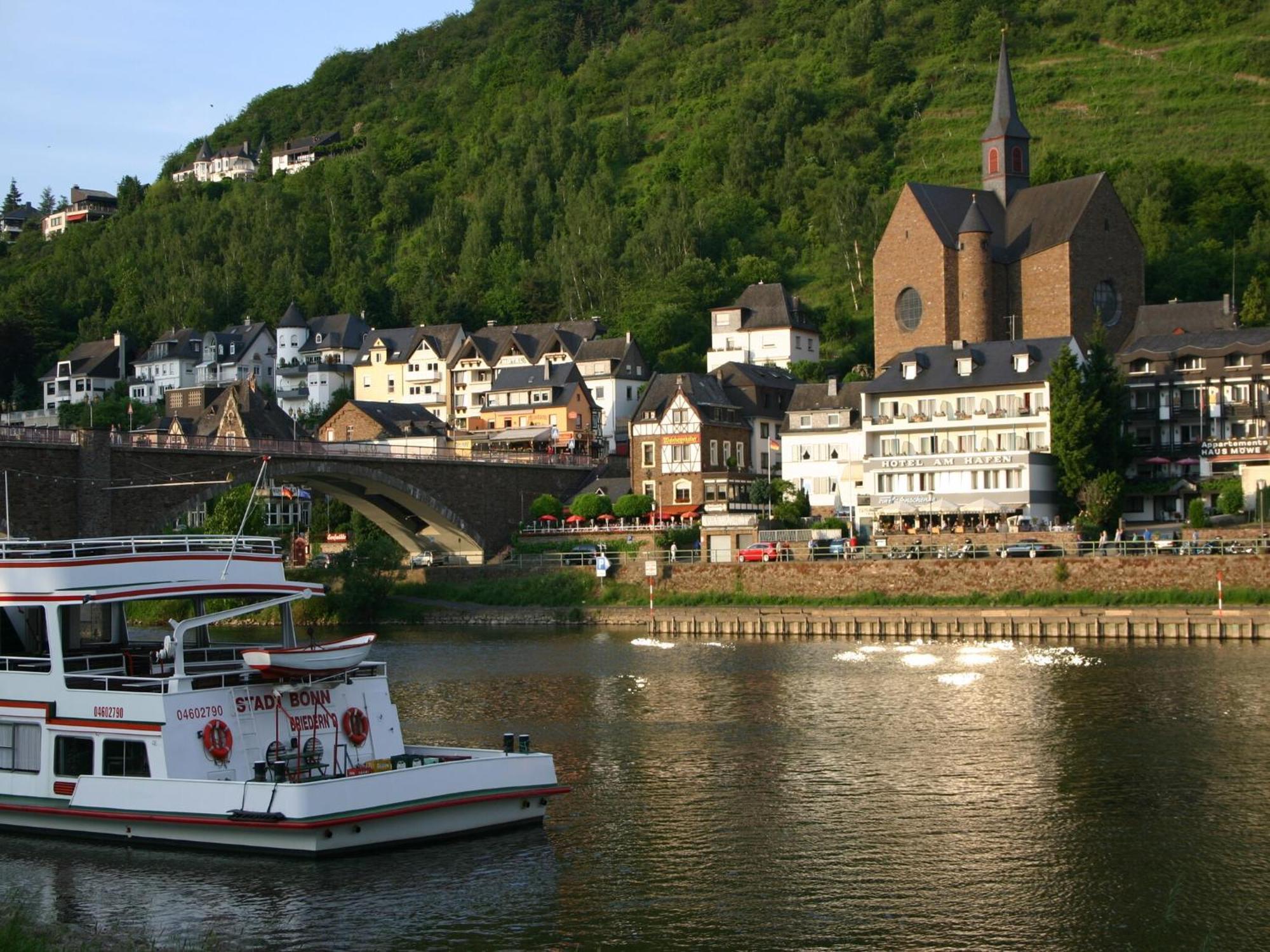 A Modern Holiday Home By The River Mosel Moselkern Eksteriør billede